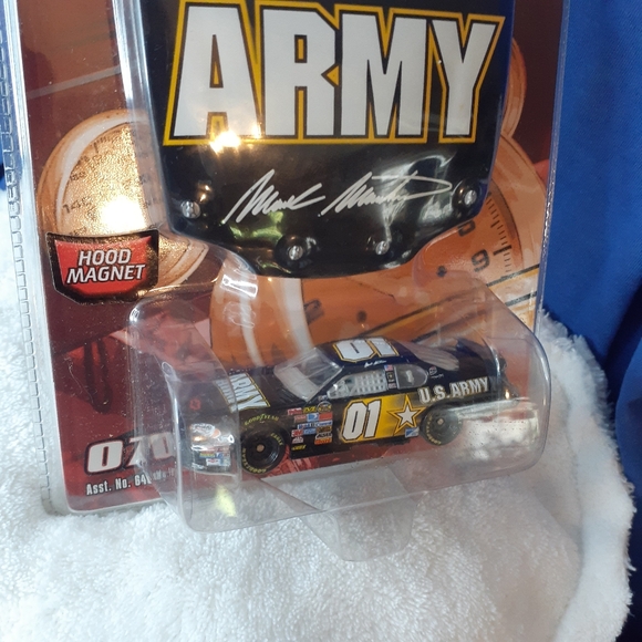 1997 Nascar Stock Mark Martin #1 US Army Die Cast w/ Hood 🧲 $12.50🇨🇦Shipping - Picture 3 of 14